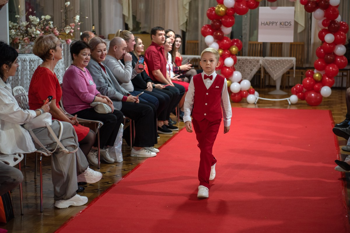 Выпускной в детской школе моделей HAPPYkids 2024. Семейный и коммерческий фотограф в Сочи Александр Бодунов