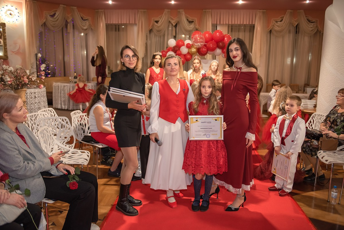 Выпускной в детской школе моделей HAPPYkids 2024. Семейный и коммерческий фотограф в Сочи Александр Бодунов
