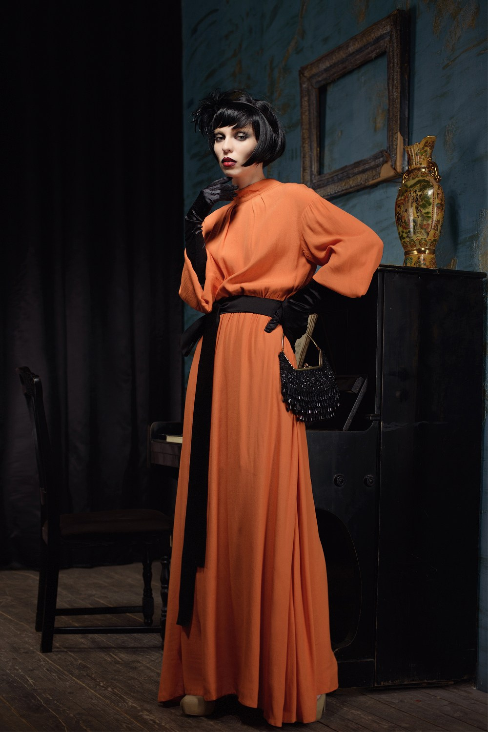 Фотосессия девушки в стиле Гетсби в розовом оранжевом ретро платье с черным каре. Стилист на фотосессию