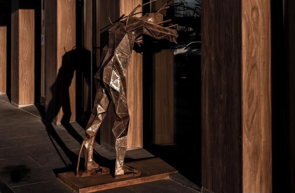 Толкающий стену / СПб/Аптекарская набережная18/2020. Художник — скульптор Антонина Фатхуллина