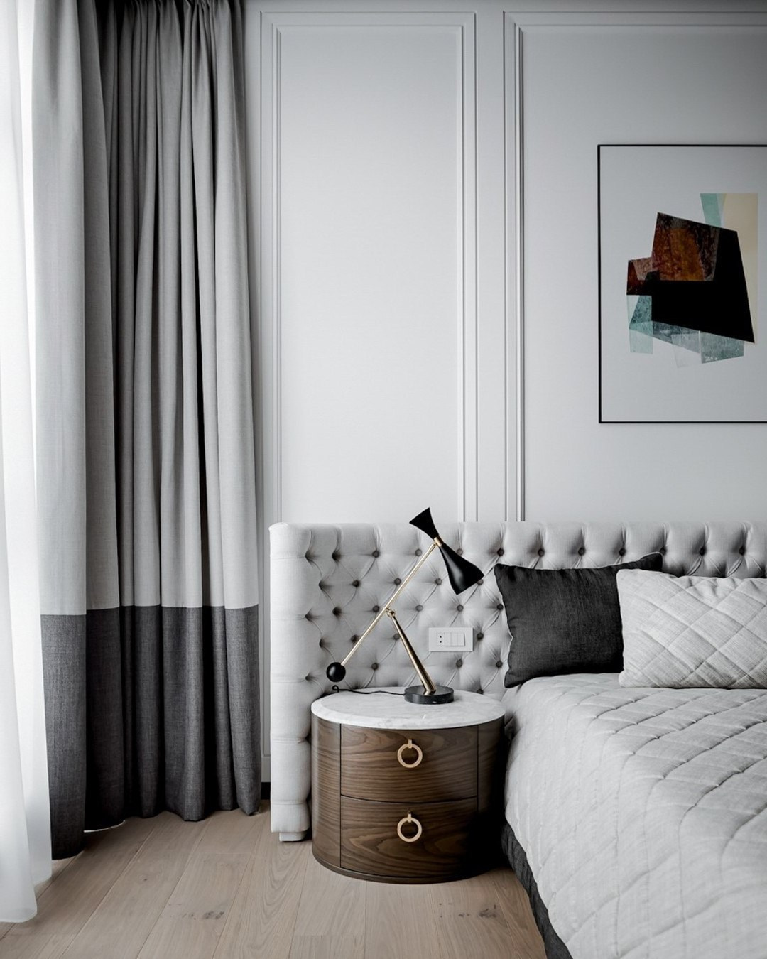Спальня с мягким изголовьем кровати и абстрактным настенным декором | Валерия Котович