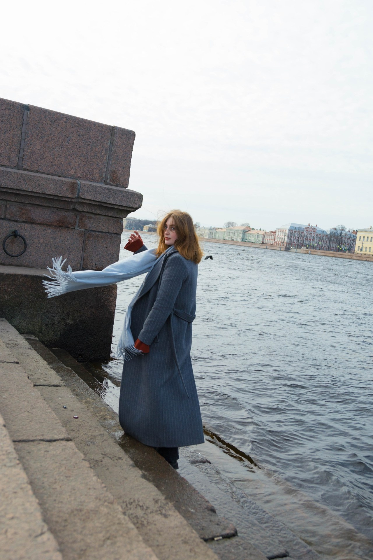 Фотопрогулка в Питере с девушкой по набережной, кадр с видом на Неву