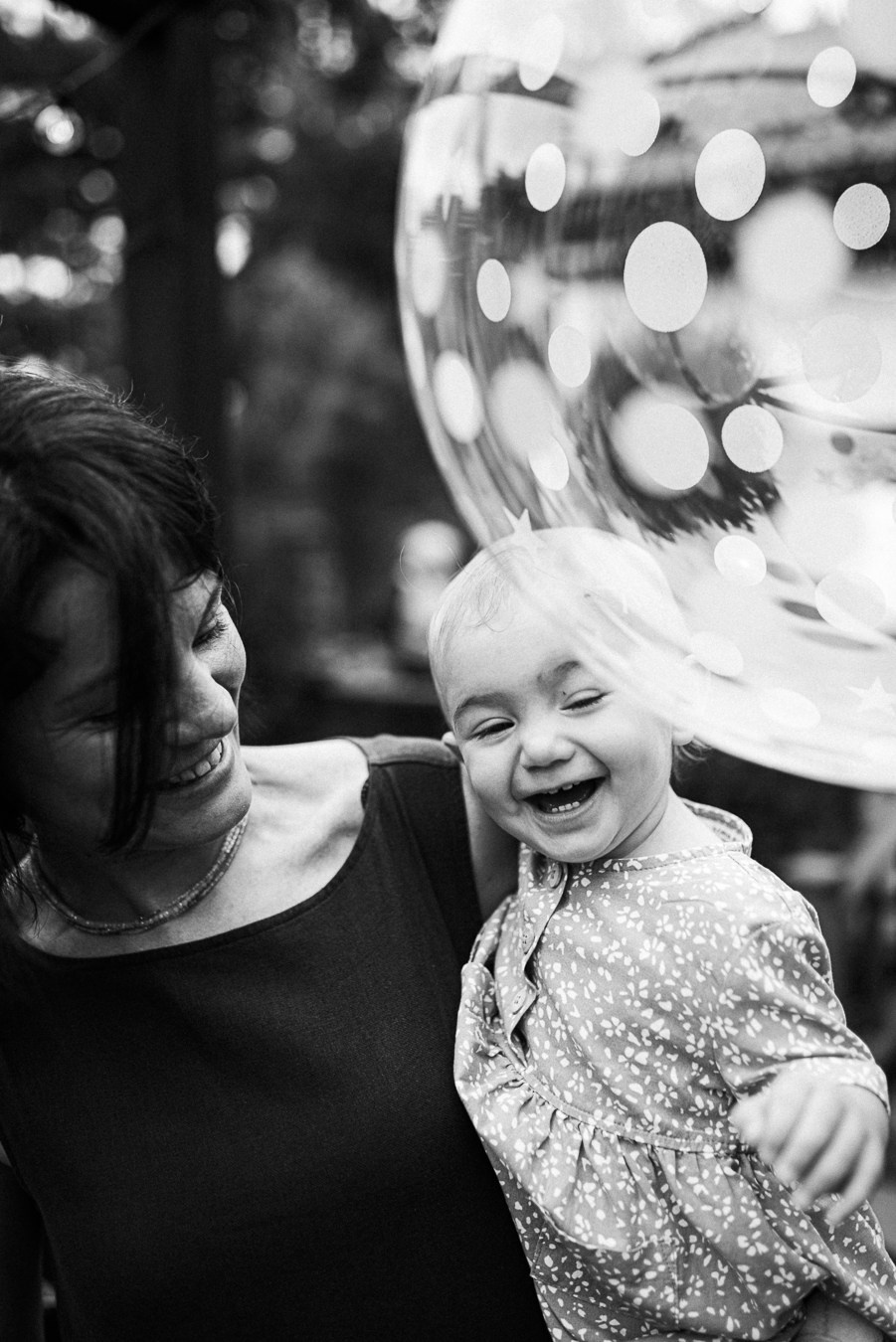 Коля, Ксюша, Саша, Андрей, Кира и бабушки | на даче