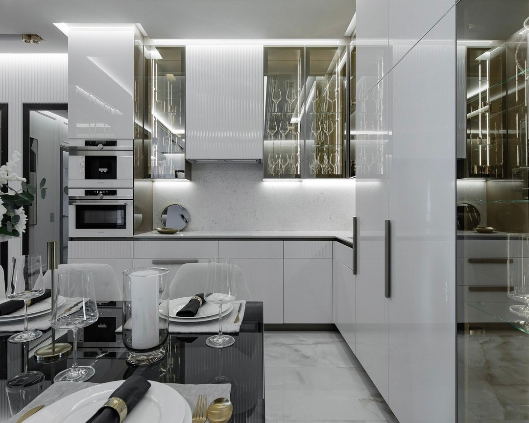 Белая кухня с черной столешницей и встроенной техникой — дизайн Валерии Котович