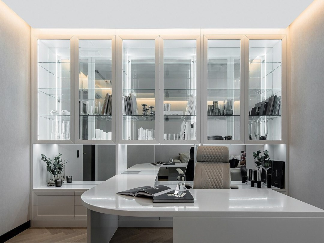 Кабинет с витринными шкафами и подсветкой в современном стиле | Валерия Котович