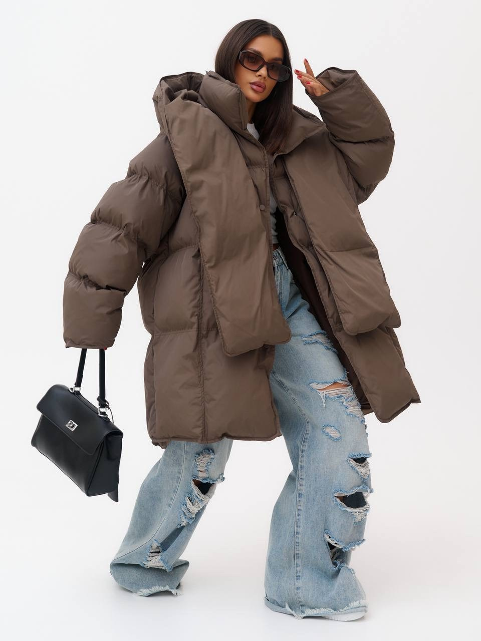 Фотосъемка для вайлдберриз - девушка модель в пуховике стилизованном модными джинсами