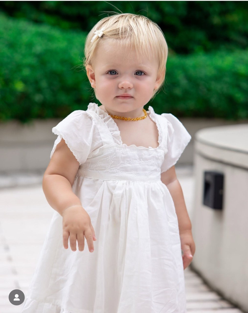 Портрет ребёнка на зелёной территории дома в Палермо Буэнос-Айрес Аргентина