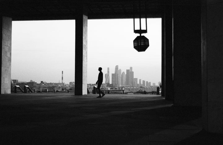 Фотосессия у дома в Москве — арка и архитектурные детали