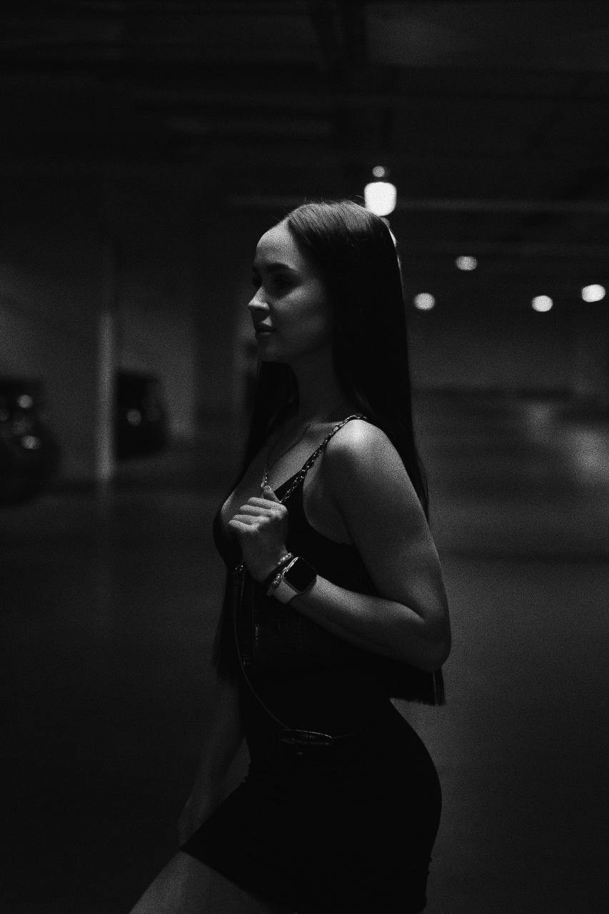 Анастасия и Виктория. Парковка. Фотограф Пирумян Анна. г. Сургут, г. Воронеж