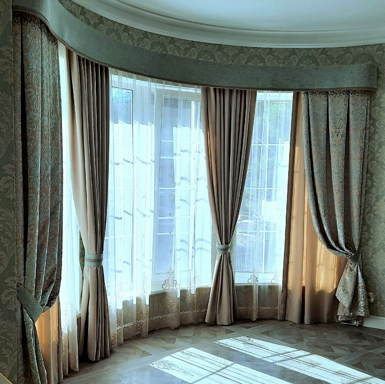 Шторы классика заказать СПб. Шторы на заказ в СПб. Выезд дизайнера, карнизы, жалюзи и рулонные шторы