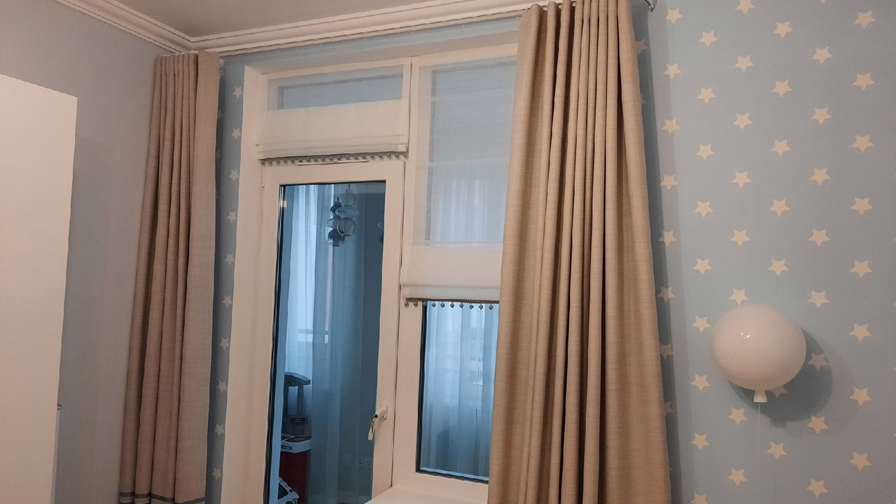 Тюлевые римские шторы на балконной двери и шторы блэкаут 