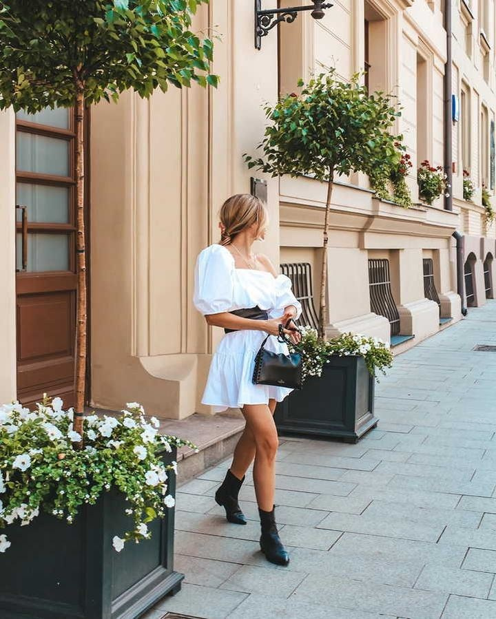 Локация у дома для фотосъемки — двор с красивым фасадом