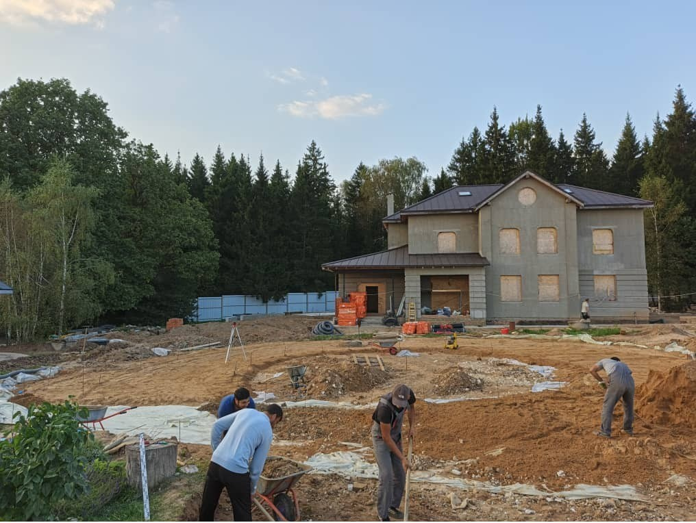 Разметка и выемка грунта под дорожки и подпорную стенку. Начало формирования ландшафта участка.