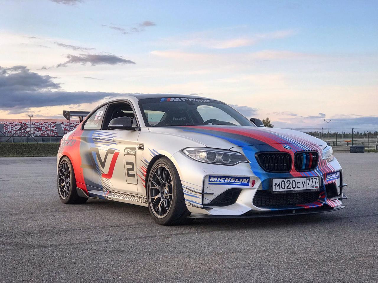 Винилография на BMW M2. Студия дизайна и оклейки авто Barmaley Design