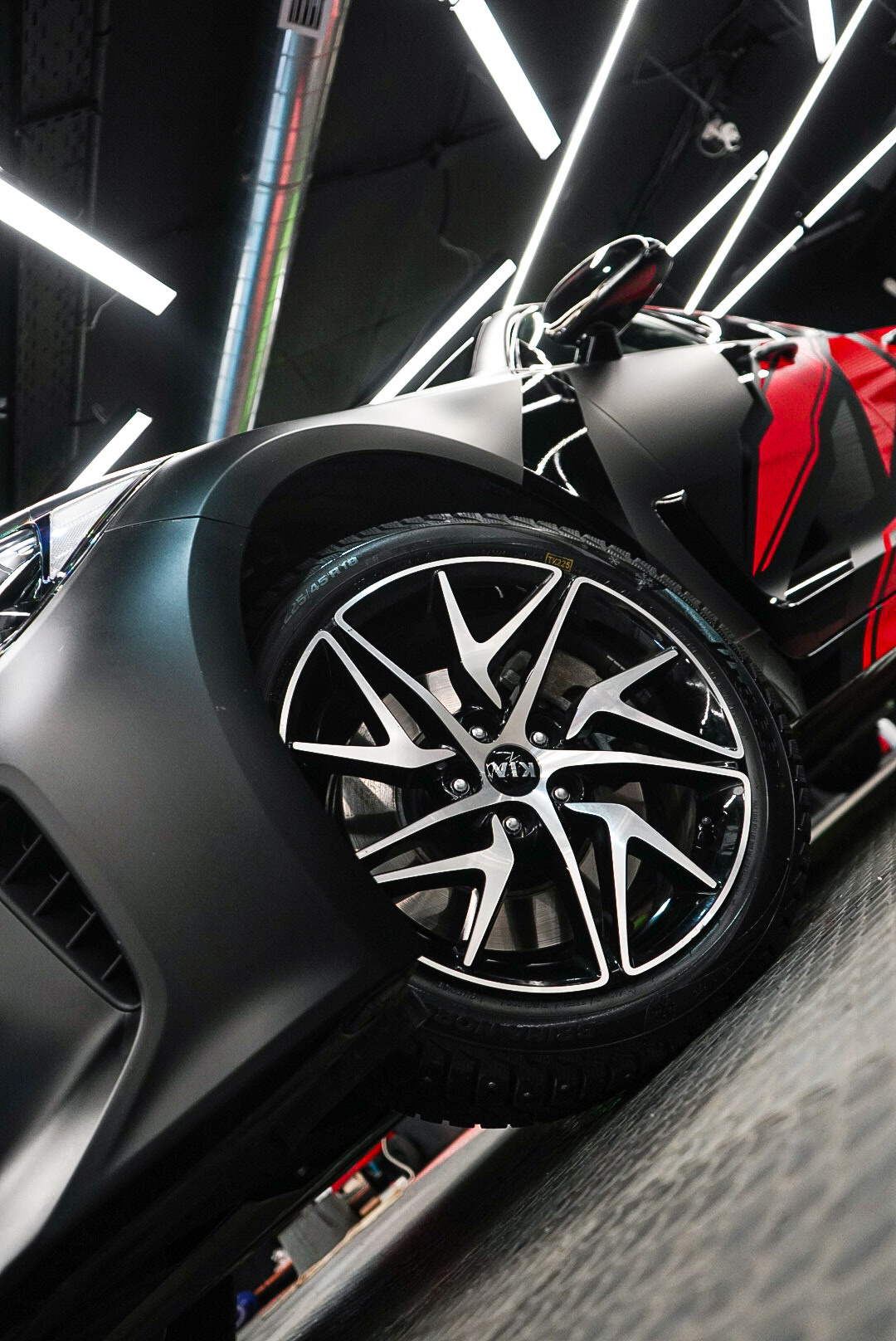 Винилография на KIA Stinger. Студия дизайна и оклейки авто Barmaley Design