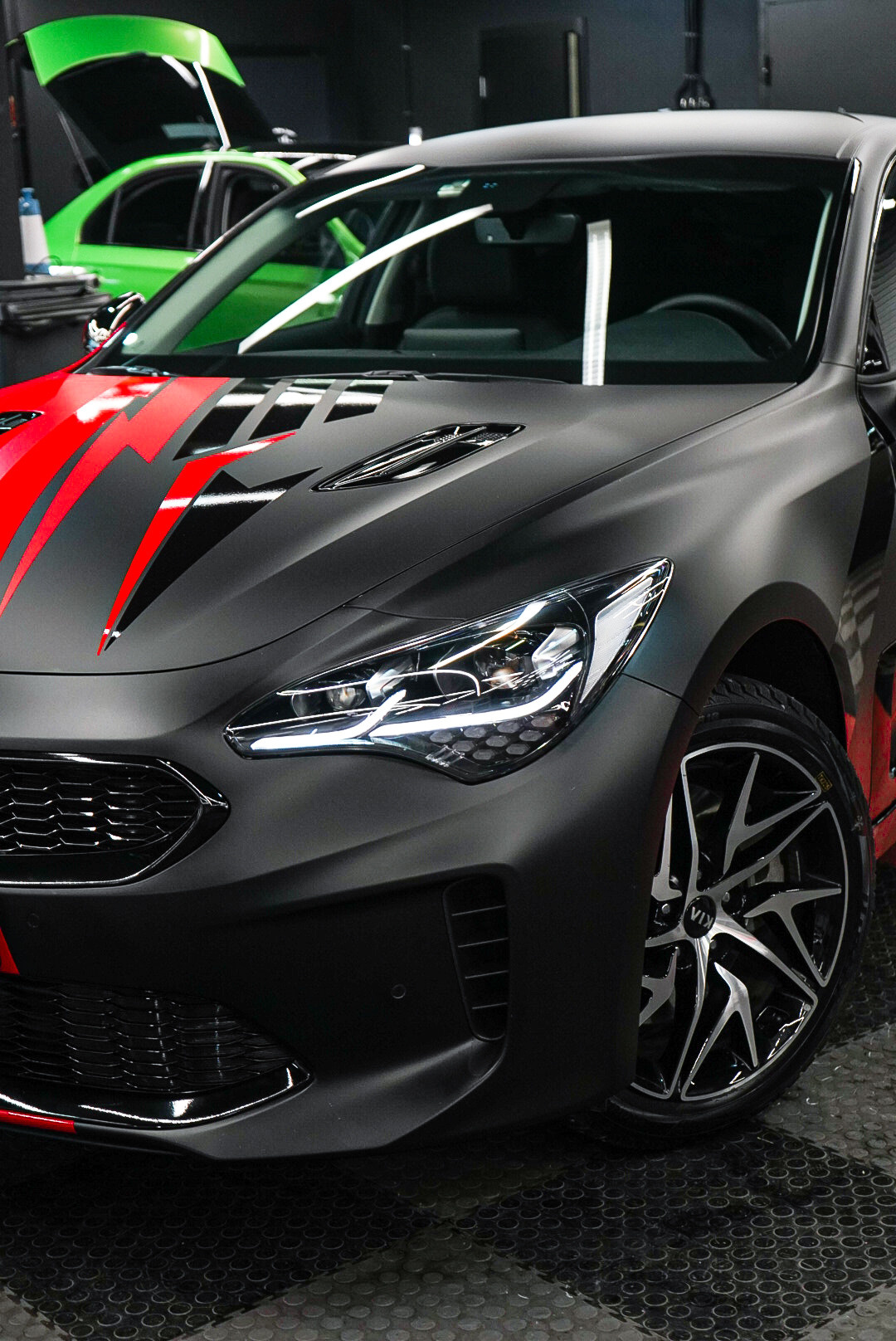 Винилография на KIA Stinger. Студия дизайна и оклейки авто Barmaley Design