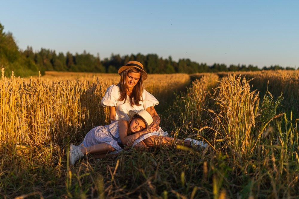 Поле, закат и наши улыбки. Фотограф Мария Ковкова