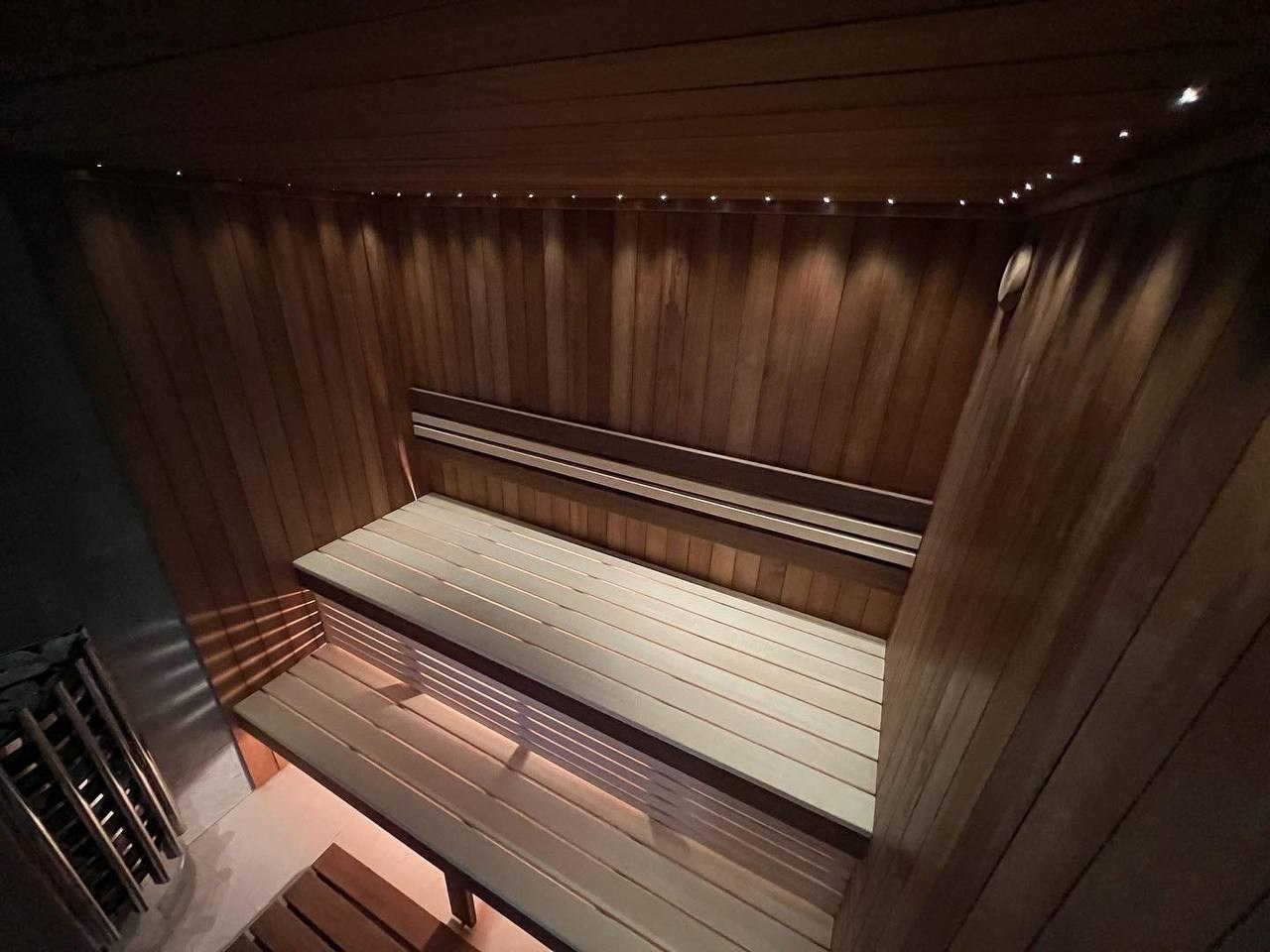 Просторная сауна в Киришах: термоосина, абаши, термоабаши, разные сценарии освещения и панорамная входная группа. SaunaTopMasters