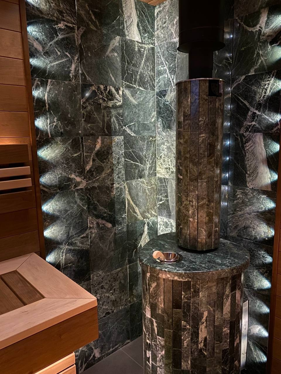 Баня в Аудио: печь Атмосфера, П-образные полки, звёздное небо и оптоволоконная подсветка создают уют и магию в парной. SaunaTopMasters