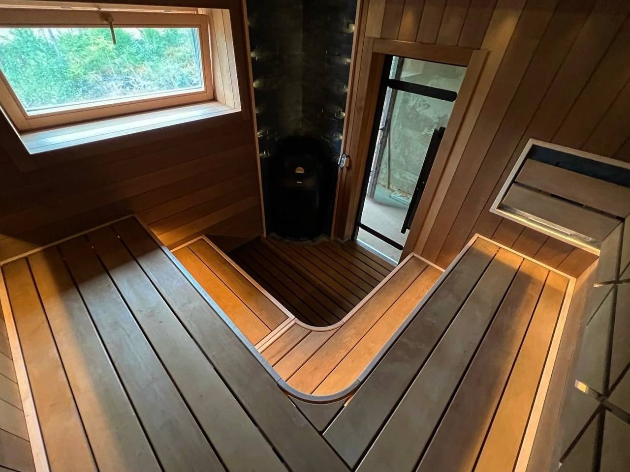 Эстетика пара в Касимово: термоольха, резьба, Helo-термос, радиальные акценты, можжевельник и оптоволоконный свет. SaunaTopMasters