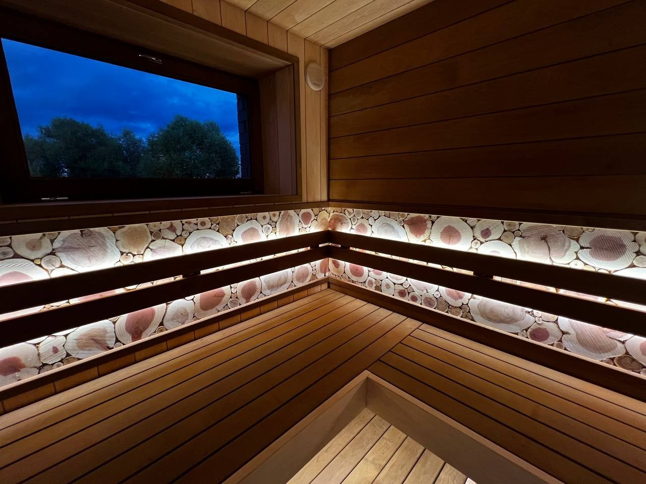 Сауна в Садах Времени на электрокаменке Sangens в облицовке из черного закаленного стекла. Выполнена в классическом стиле нашей команды. SaunaTopMasters