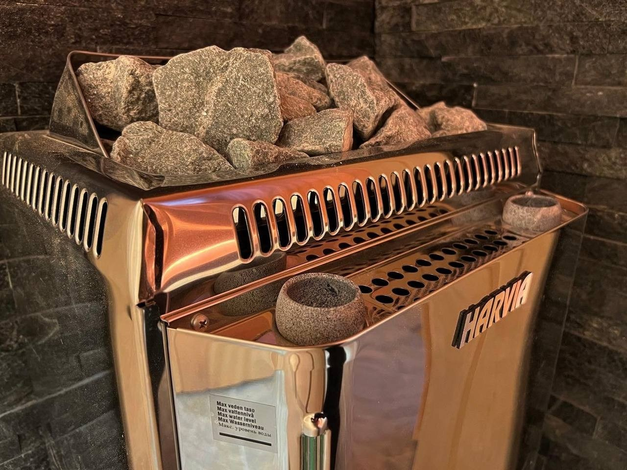 Сауна в Александровской из светлой ольхи, 3 уровня полков, печь Harvia Topclass Combi с парогенератором- функциональное решение. SaunaTopMasters