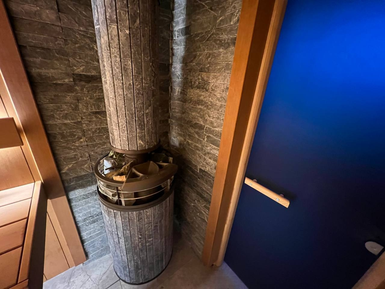 Баня в Каннельярви: термоольха, каменка Атмосфера, парящие полки и автоматическая подача холодного пара через форсунки в потолке. SaunaTopMasters