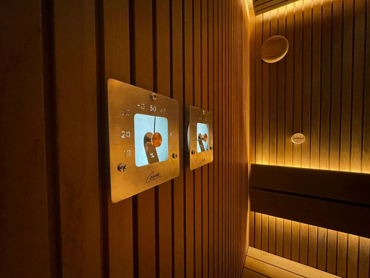 Сауна на Медном Озере из термоольхи «рейка», с тёплой подсветкой, звёздным небом и эффектным IKI Monolith на фоне итальянского камня. SaunaTopMasters