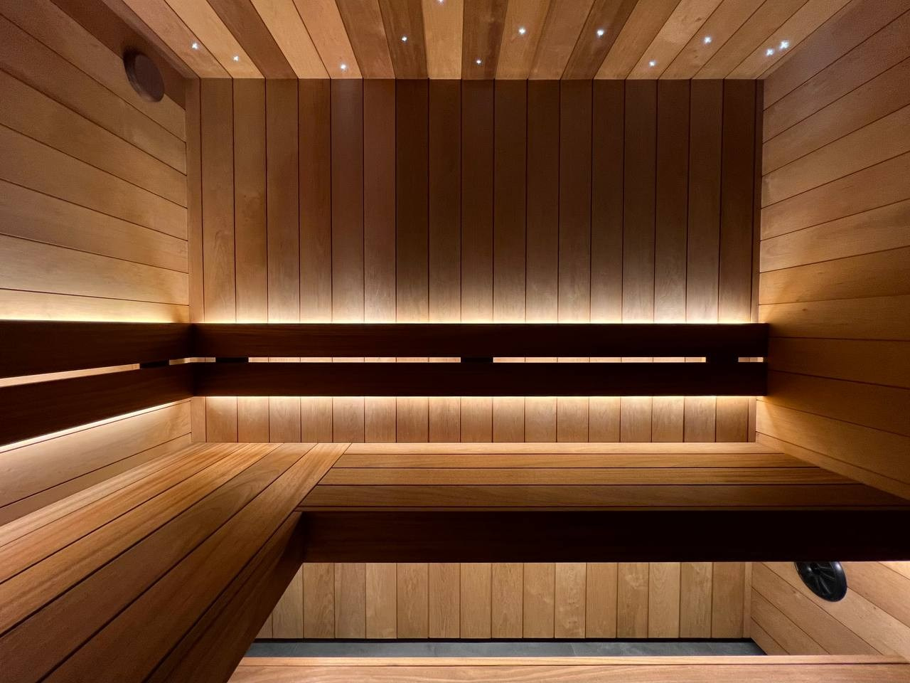 Респект команде Печи Горбунова за продуманный проект, а нам — за его реализацию: термоольха, Sangens, звёздное небо и можжевеловое панно. SaunaTopMasters