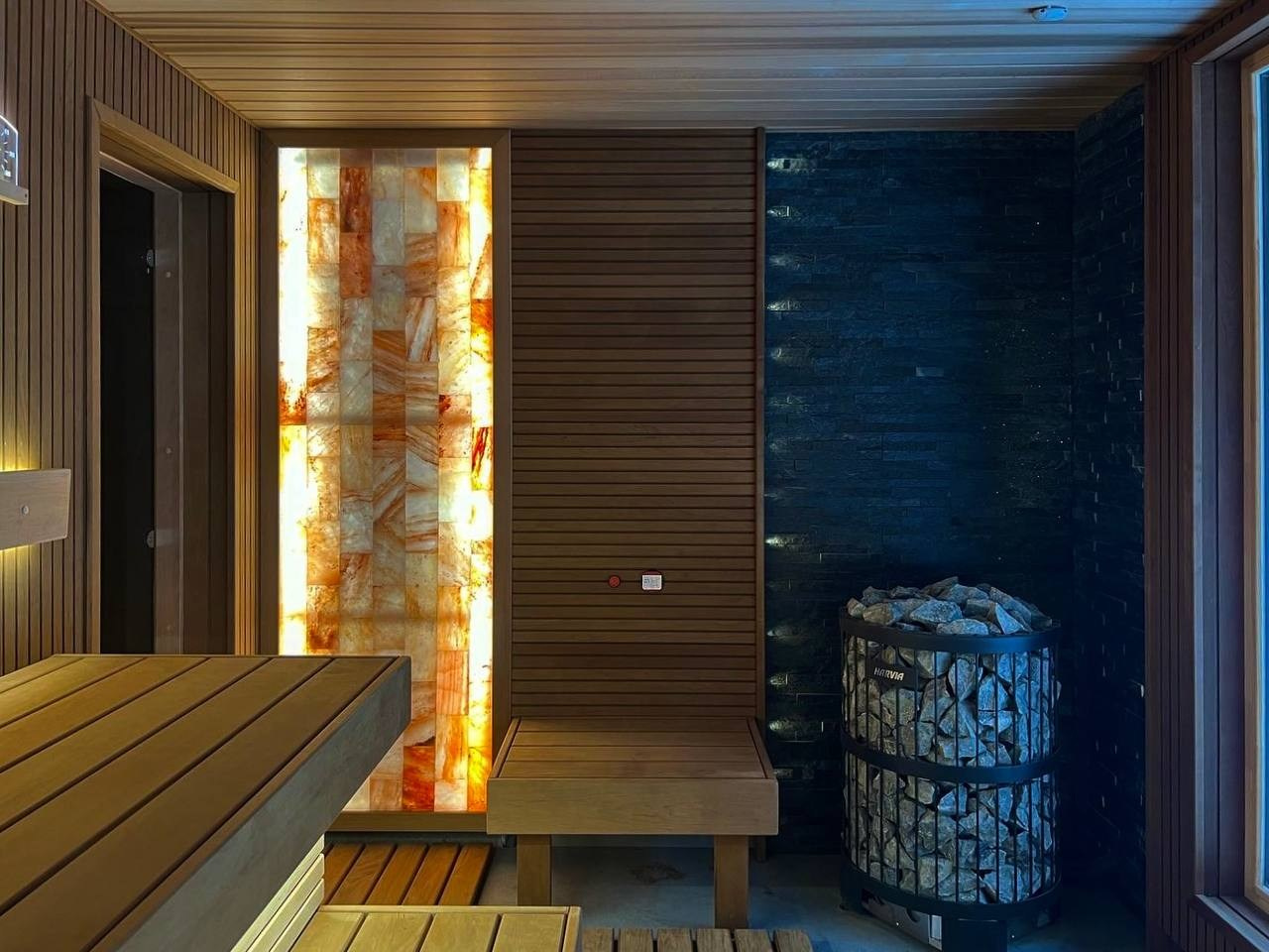 Сауна в Истре из ольхи разного профиля и разной степени термообработки. Огромное панорамное окно и 16.5 кВт энергии, преобразованной в пар!. SaunaTopMasters