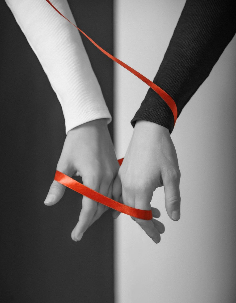 Руки связаны красной нитью