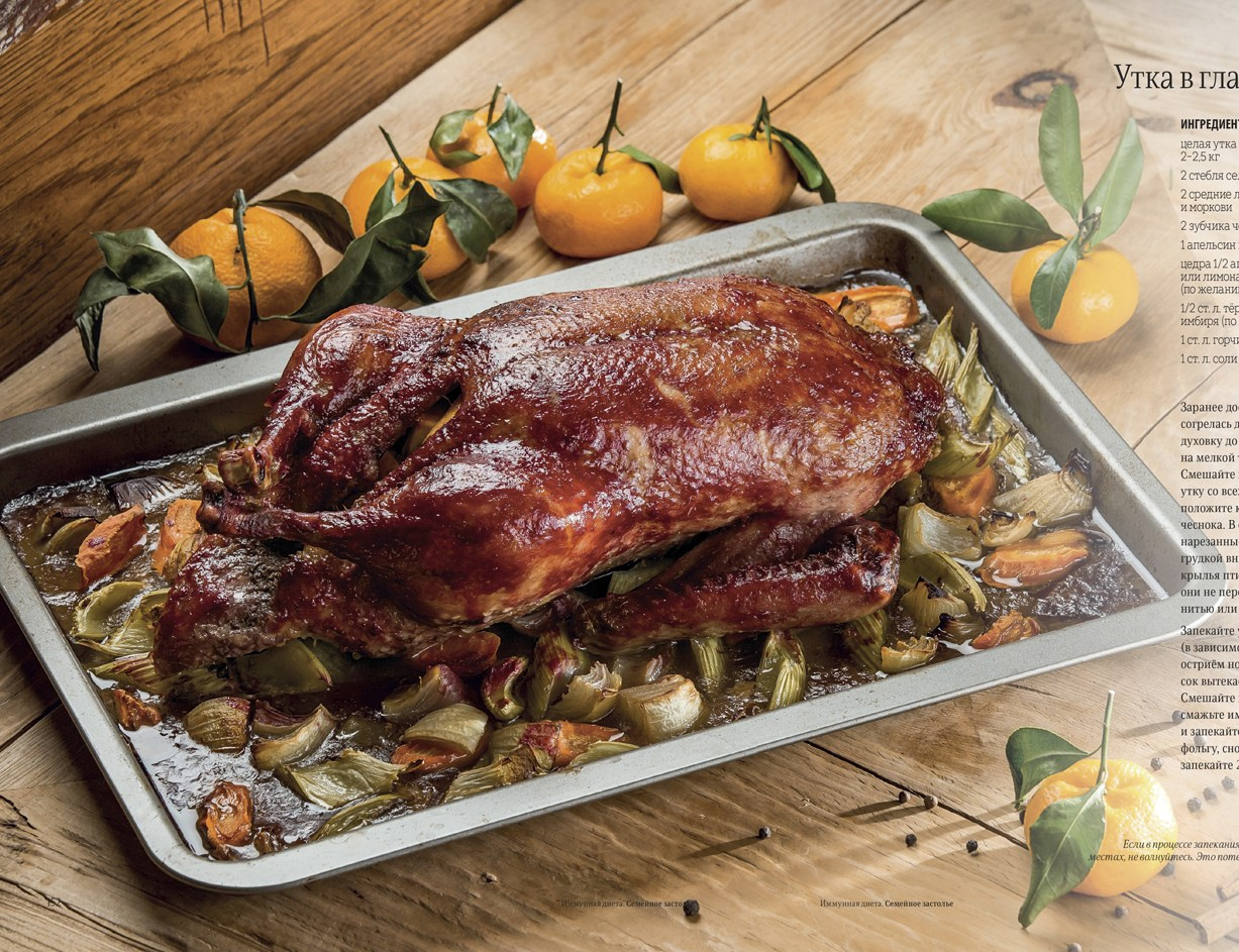 Запеченная утка в глазури из клюквы на противне