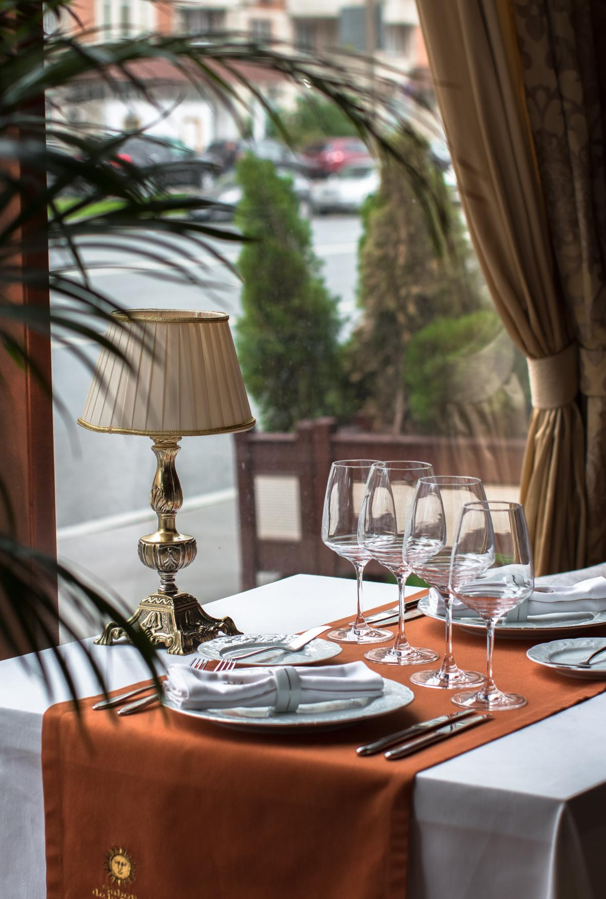 Сервировка стола в ресторане 