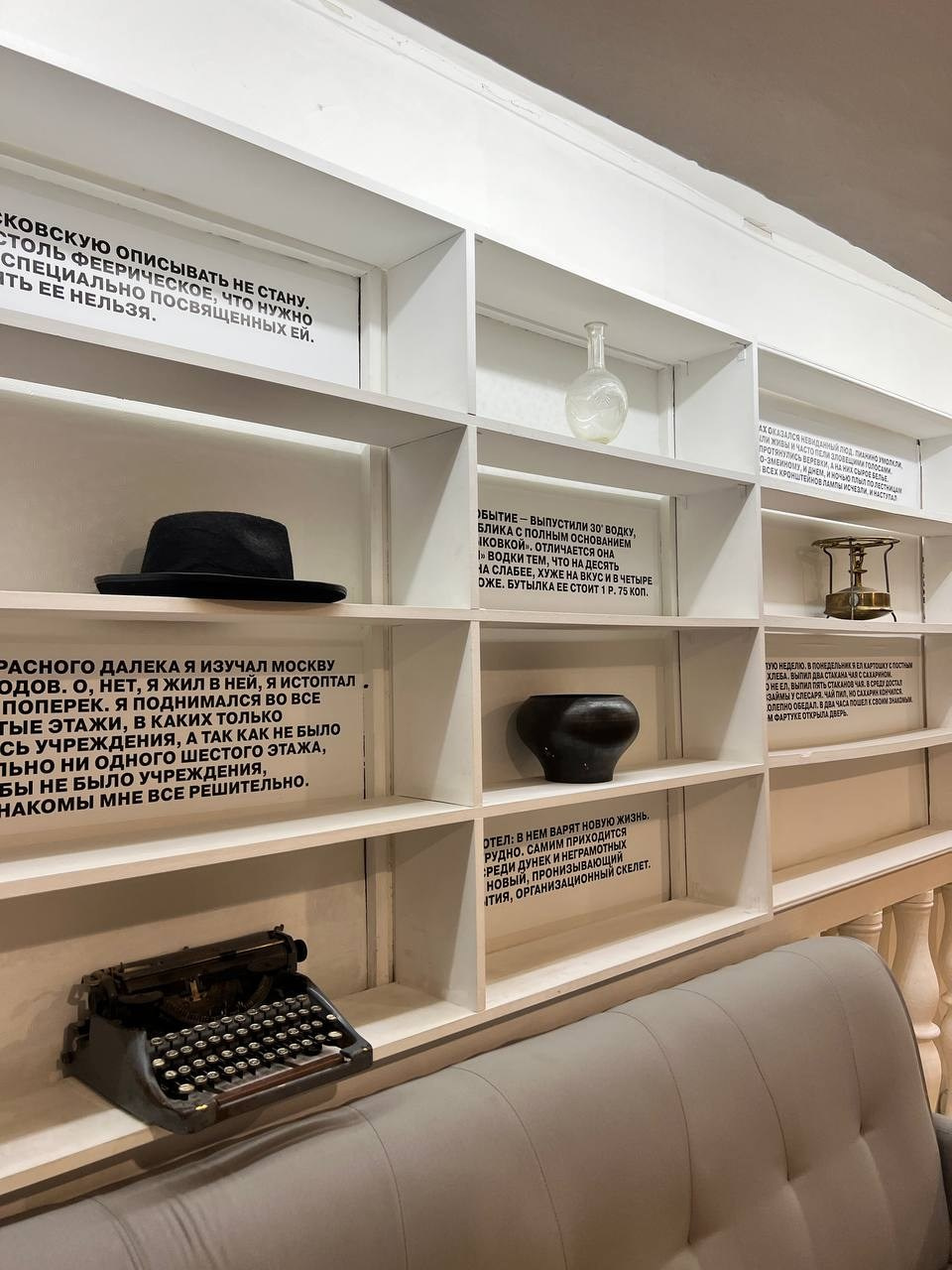 Выставка «Литературный этаж. 100 лет на крыше Дома Нирнзее». П&П — Полезное с Приятным. Фотоэкскурсии — Москва на память. Экскурсовод и фотограф в Москве. Увези столицу в своём альбоме!