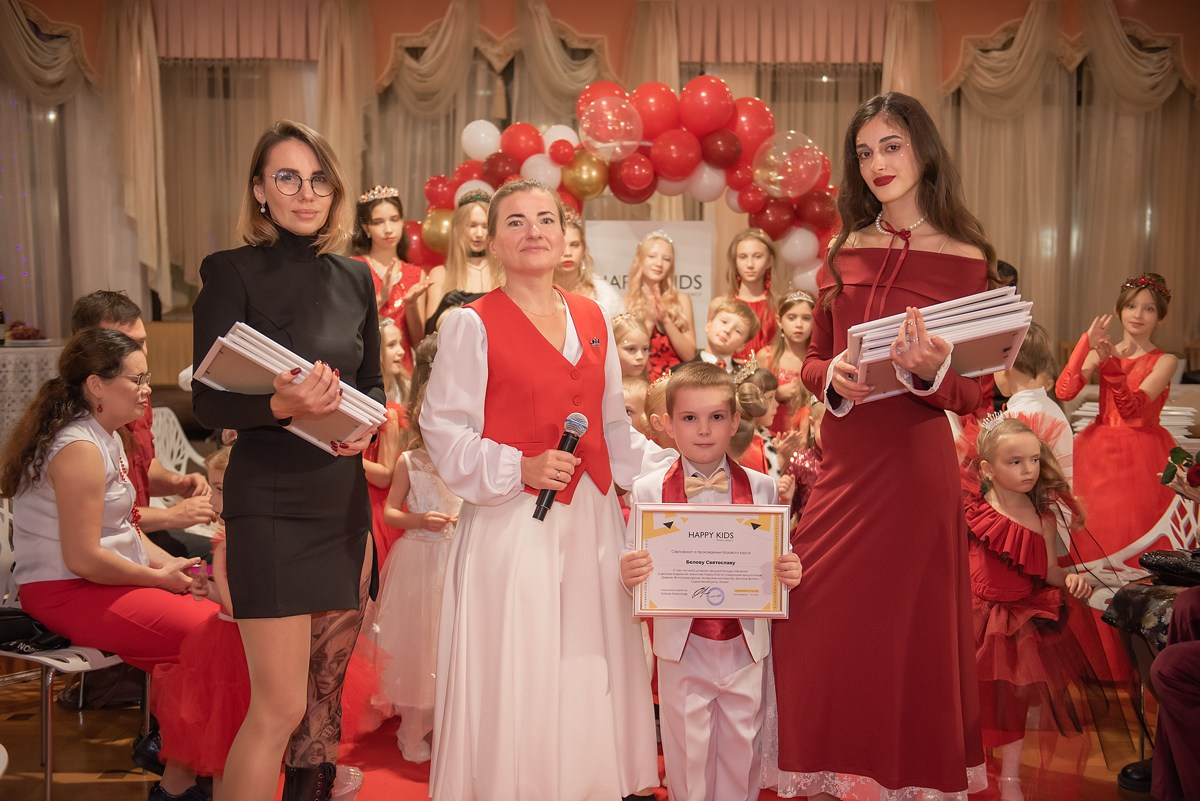 Выпускной в детской школе моделей HAPPYkids 2024. Семейный и коммерческий фотограф в Сочи Александр Бодунов