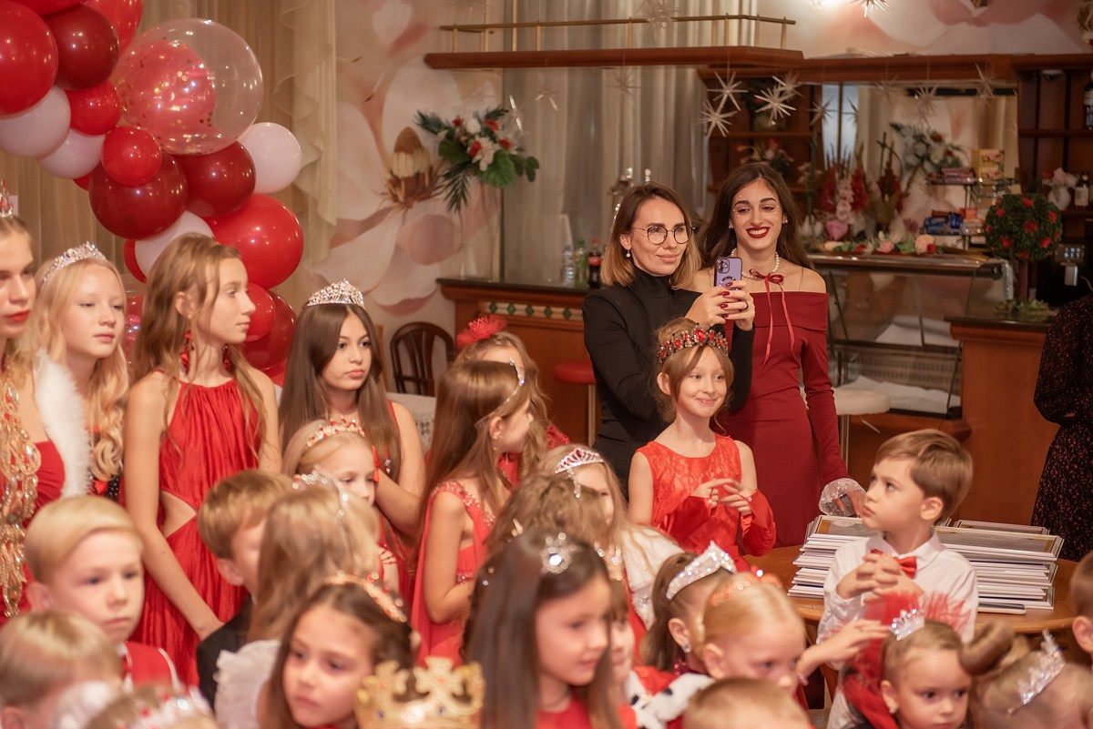 Выпускной в детской школе моделей HAPPYkids 2024. Семейный и коммерческий фотограф в Сочи Александр Бодунов