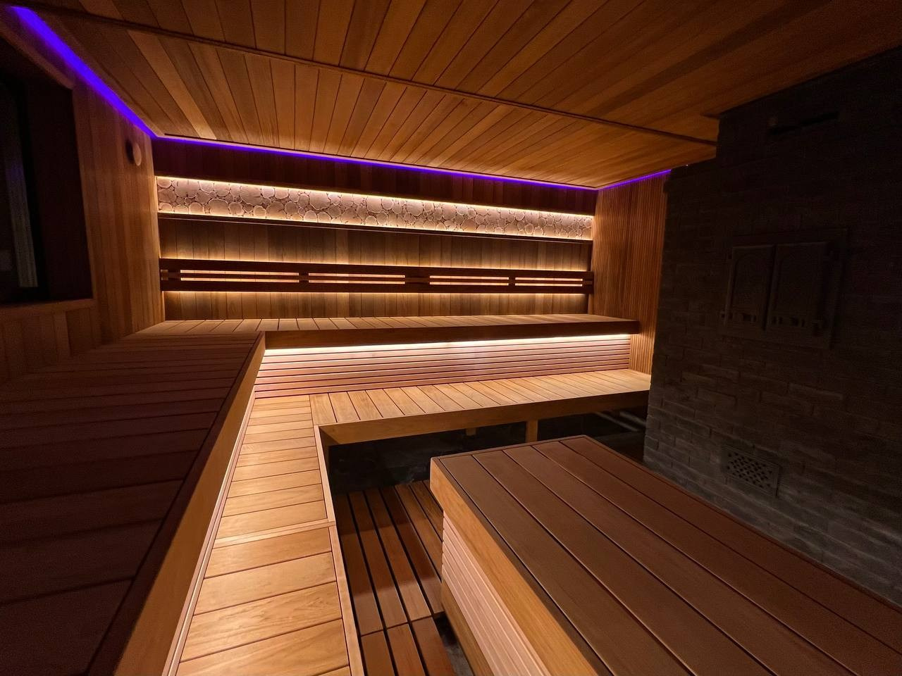 Русская баня по-серому в Ленинском легко соберёт большую компанию, а парильный стол подарит особое удовольствие парения в четыре руки. SaunaTopMasters