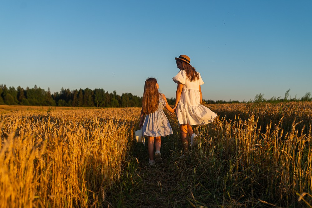 Поле, закат и наши улыбки. Фотограф Мария Ковкова