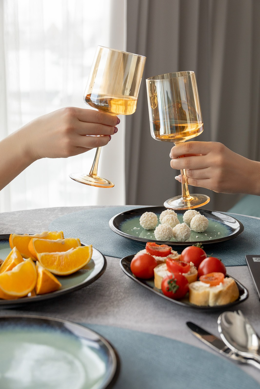 Бокал янтарного цвета в руке модели | Съемка для маркетплейса Wildberries