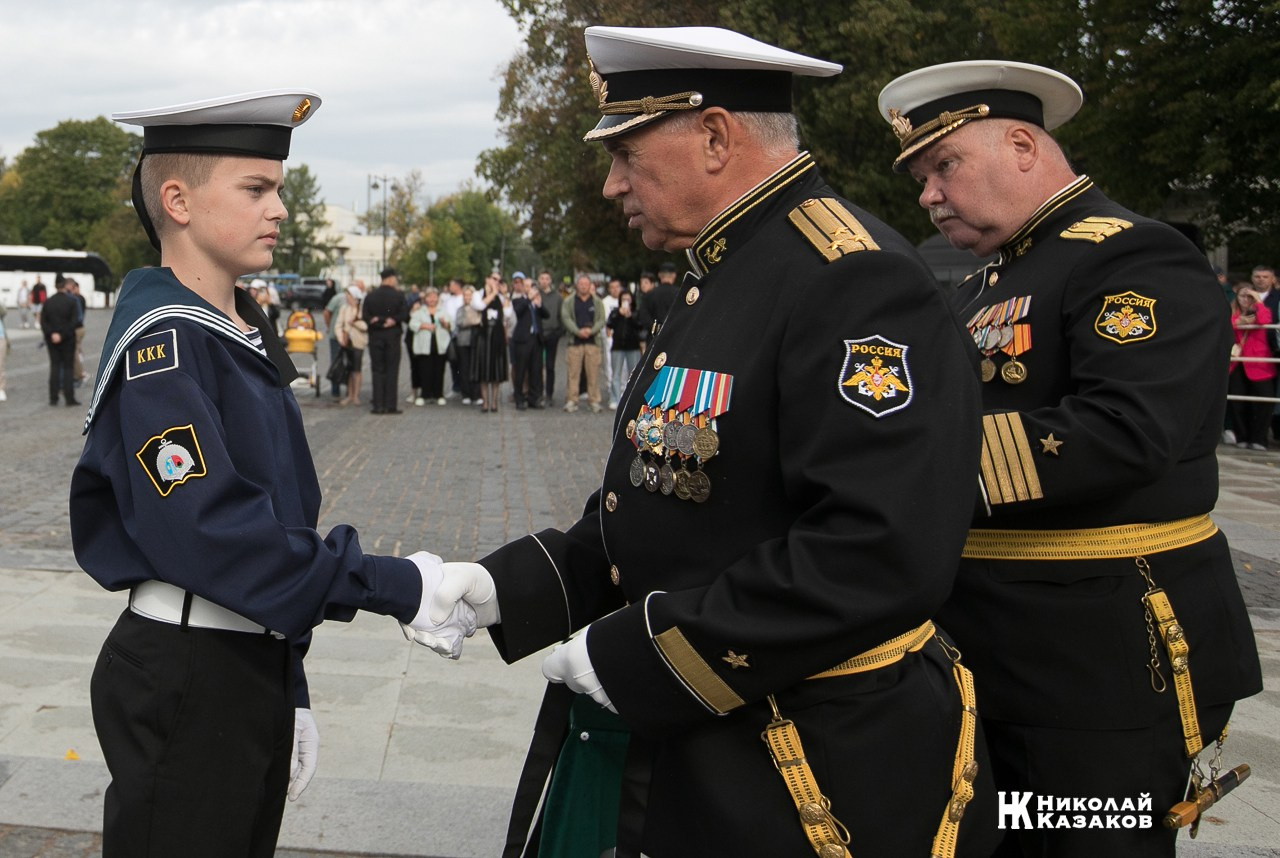 Морской офицер жмет руку кадета Кронштадского морского кадетского военного корпуса  после  принятия присяги