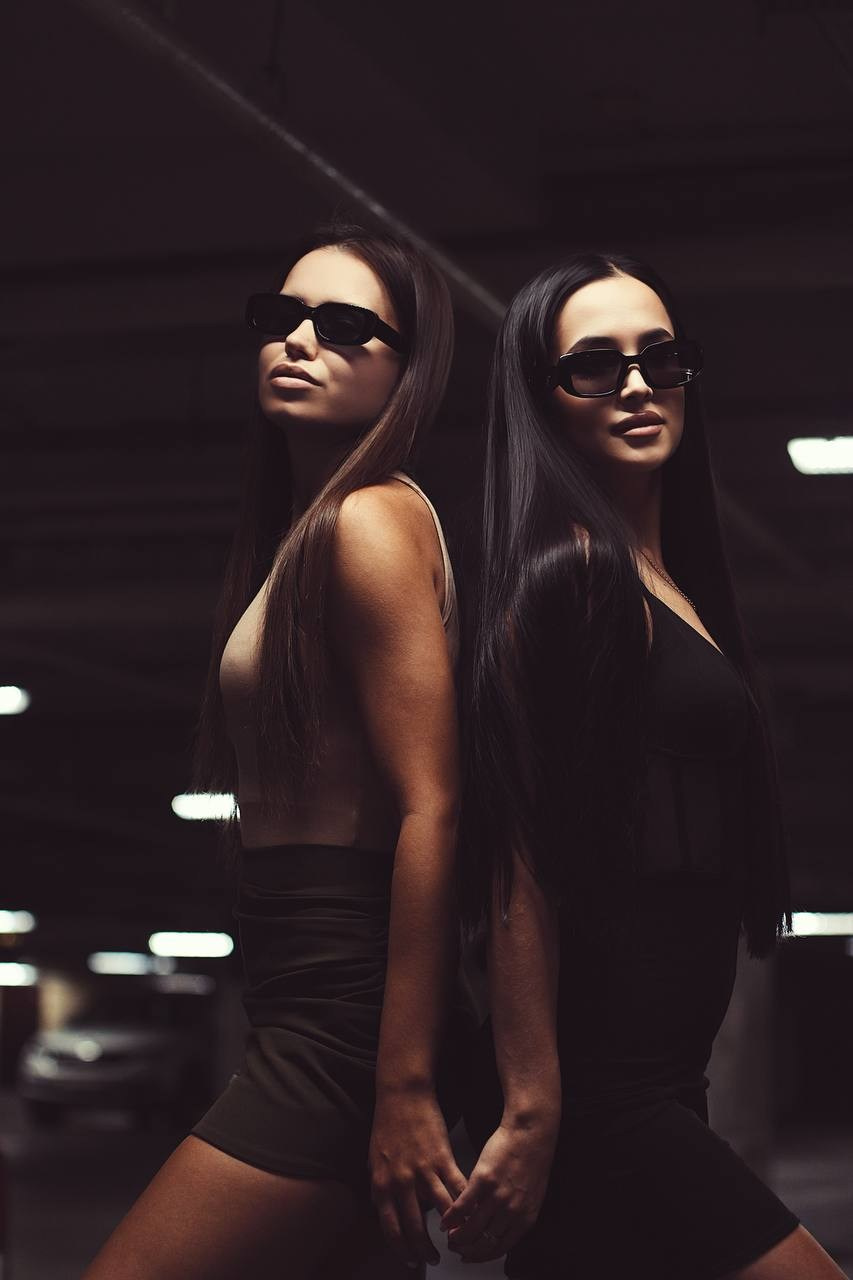 Анастасия и Виктория. Парковка. Фотограф Пирумян Анна. г. Сургут, г. Воронеж