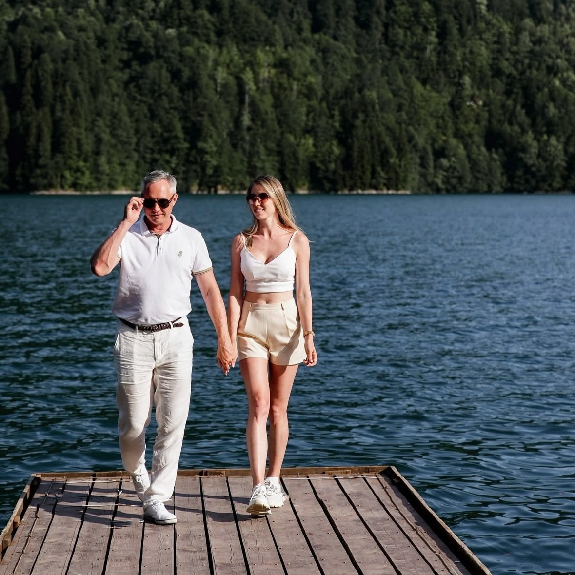 Авторские путешествия на красном кабриолете Lexus. Сочи, Адлер, Сириус, Красная Поляна, озеро Рица. Личный водитель и фотограф. Свадебный фотограф в Сочи и Адлере — Фотосессии на море и в горах | Виктор Рогулев