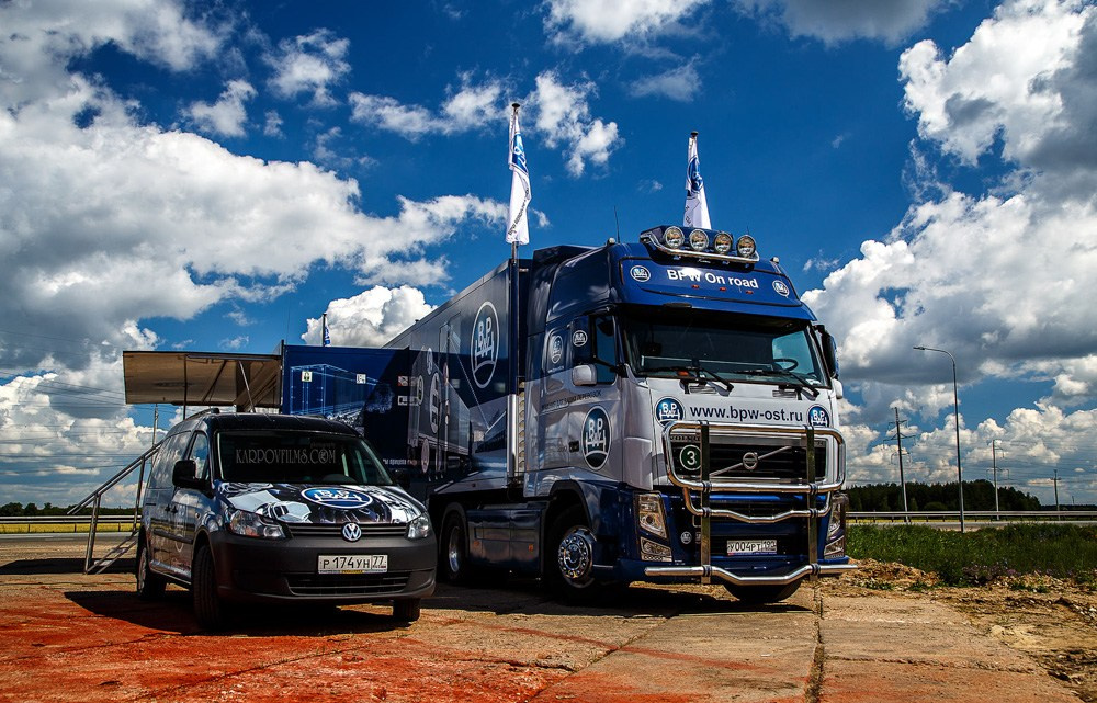 Рекламная фотосъемка для презентации. Автомобили на фоне красивого неба