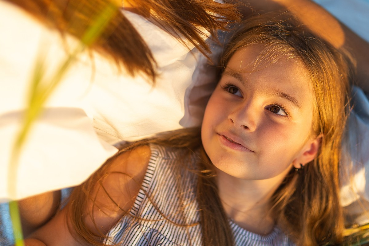 Поле, закат и наши улыбки. Фотограф Мария Ковкова