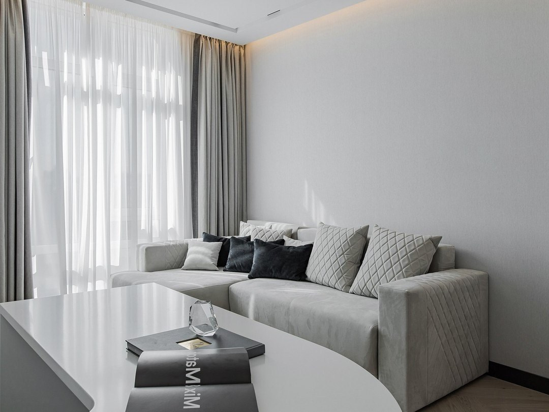 Современная зона отдыха с мягким диваном и панорамными шторами | Проект Валерии Котович