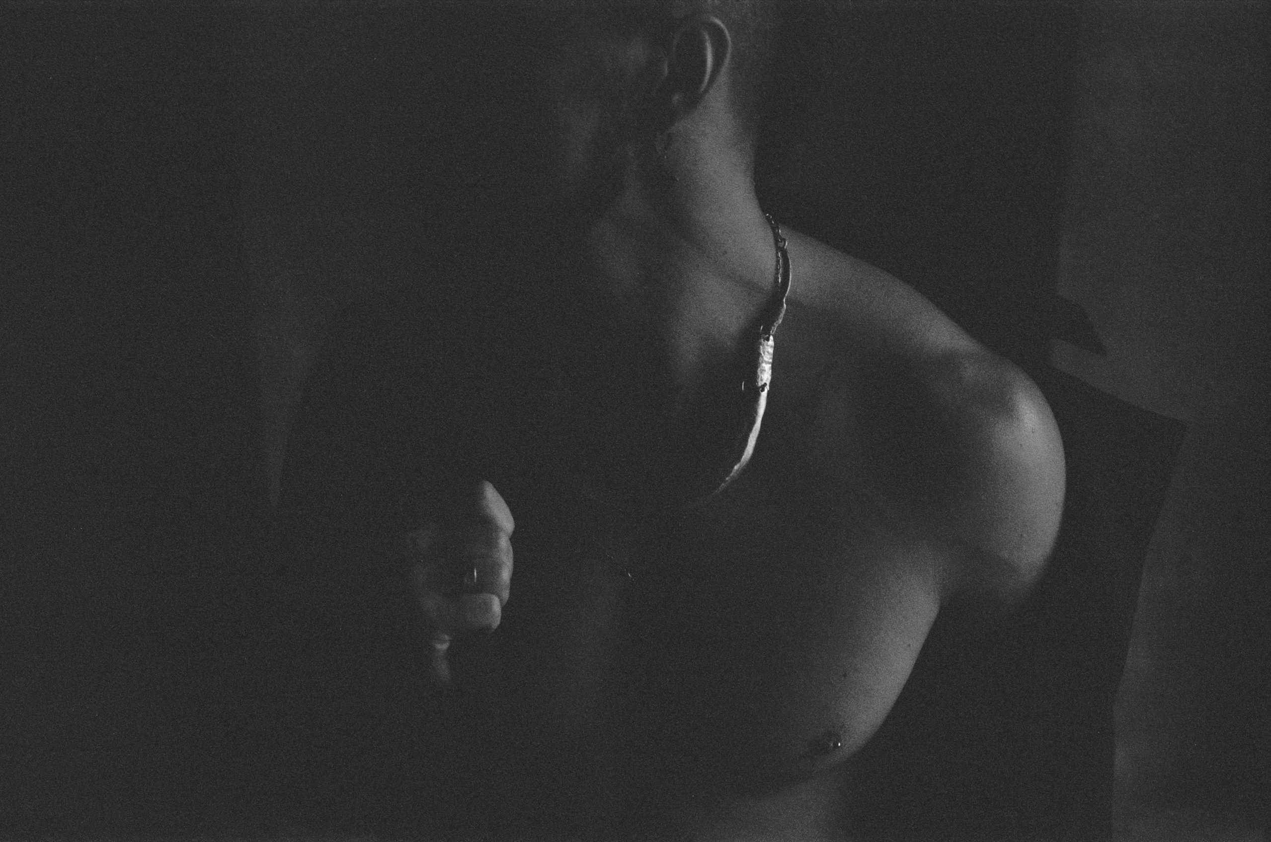 Фотосессия музыканта на черно-белую пленку. Пленочный фотограф в Москве. Черно-белая портретная фотосессия.