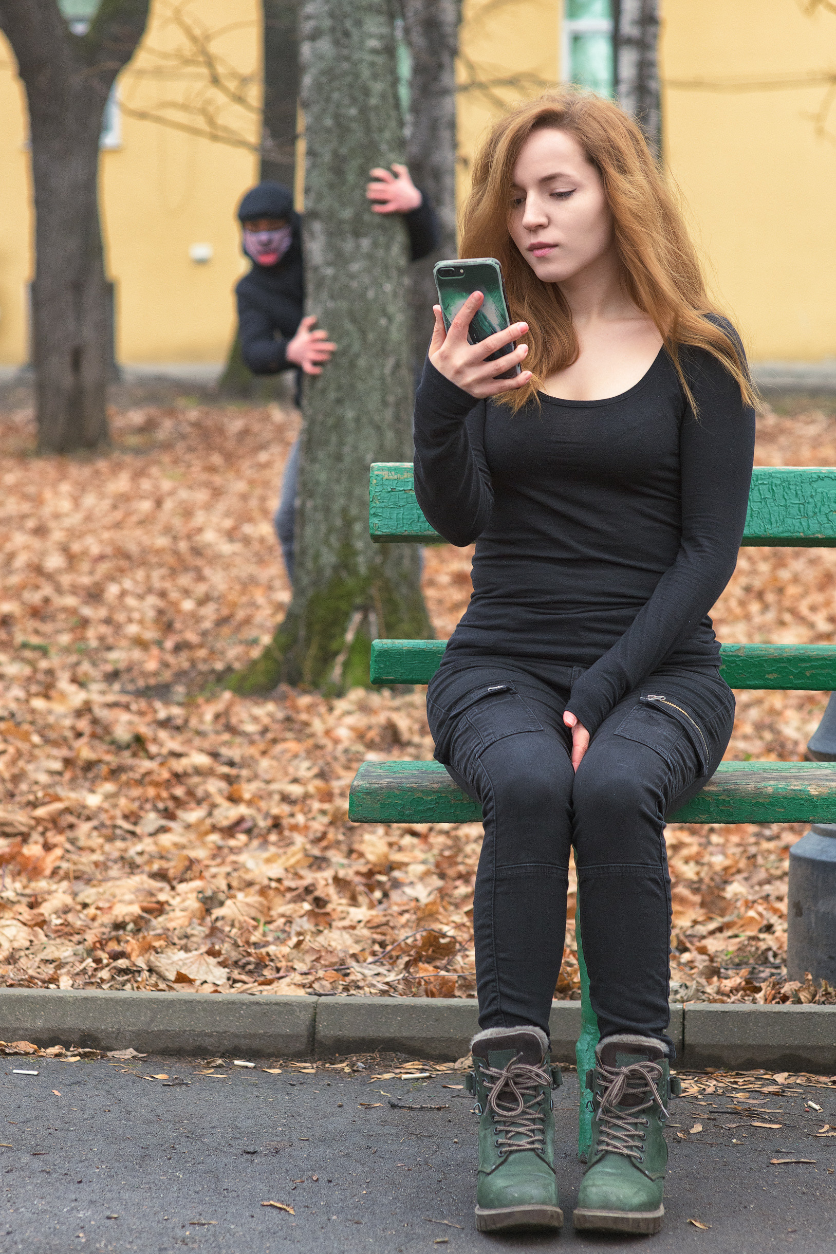 Портрет девушки на скамейке