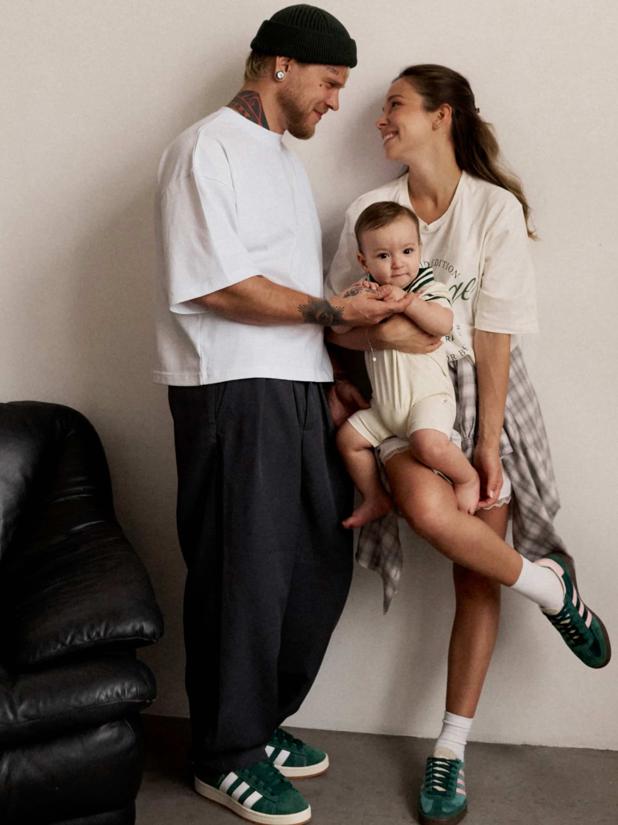 Родители с ребёнком в интерьере