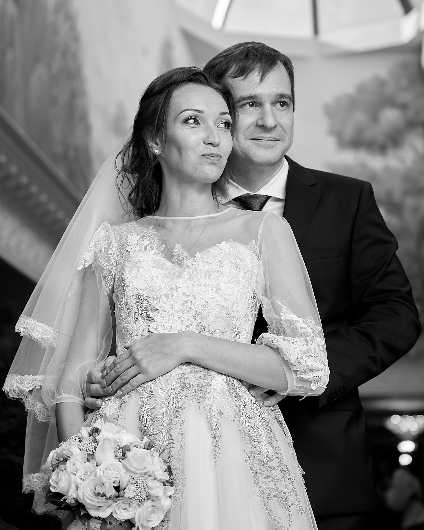 Молодожены на прогулке в ЗАГСе