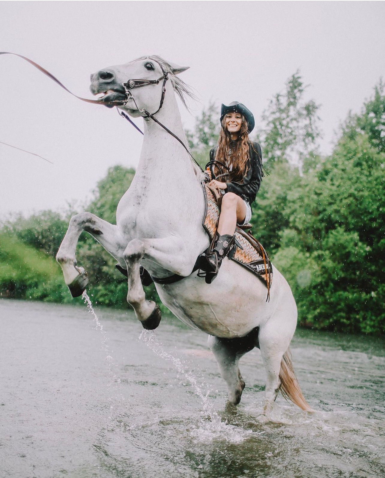 Фотосессия на лошади. Конная прогулка с купанием. Аренда лошадей и фотографа. Ранчо Авенсис.